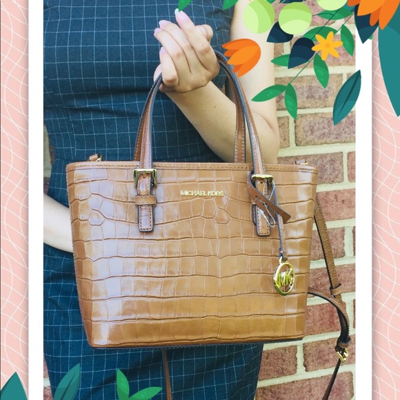 Michael Kors Handbags - NWT Michael Kors Jet Set Carryall Crossbody bag
